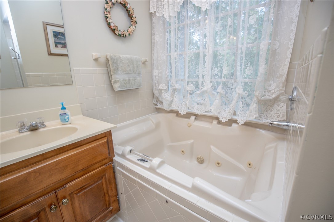 13340 Carters Way Road Chesterfield, VA 23838 - Photo 18 of 44 a bathroom with a tub sink and mirror