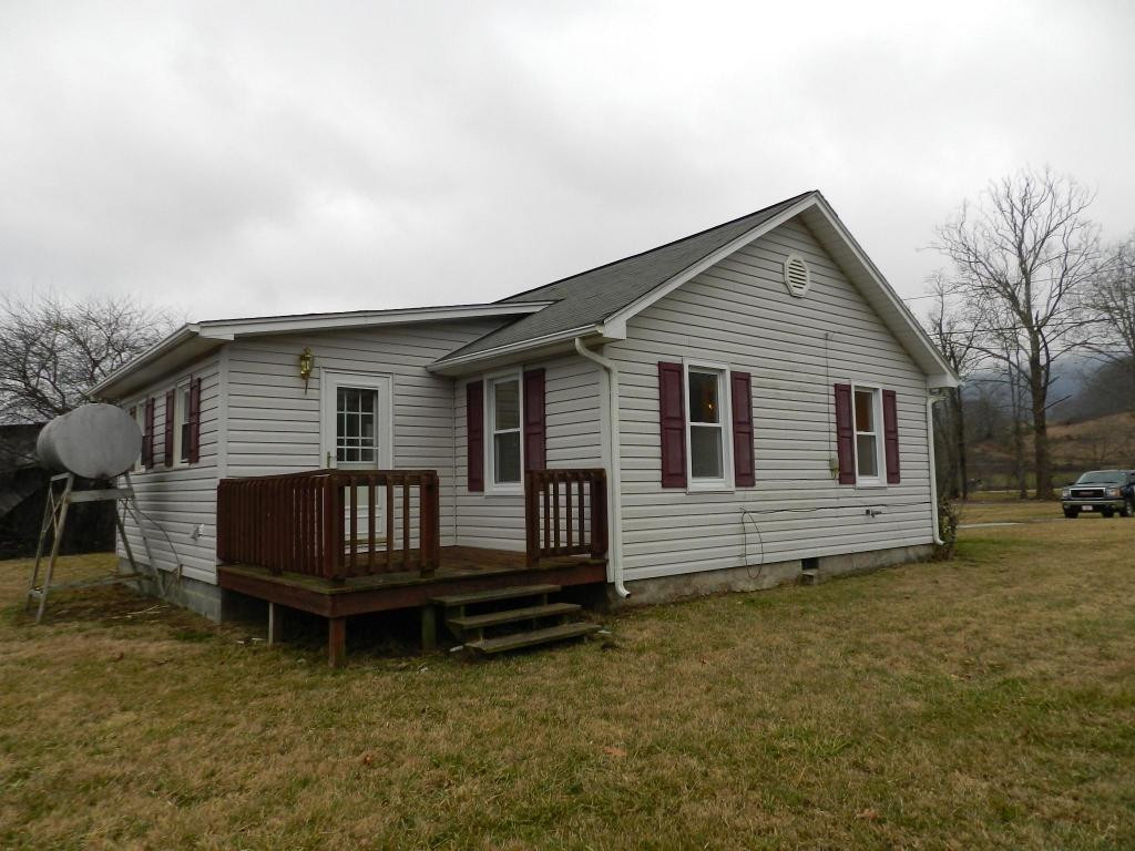 129 Campbell Road Elizabethton, TN 37643 - Photo 8 of 22 BACK DECK