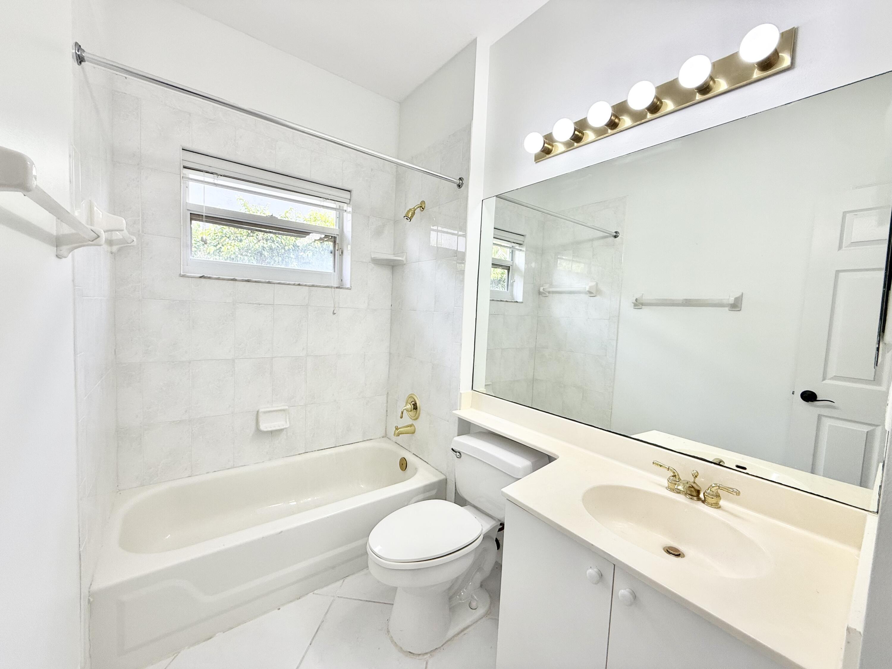 12310 Riverfalls Court Boca Raton, FL 33428 - Photo 17 of 30 2ND FULL BATHROOM
