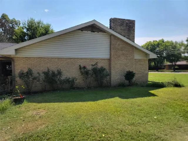 a view of a house with a big yard