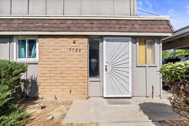 a view of entrance of the house