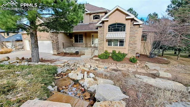 a view of a yard in front of a house