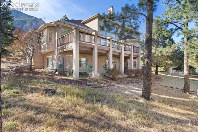 a view of houses with sky view