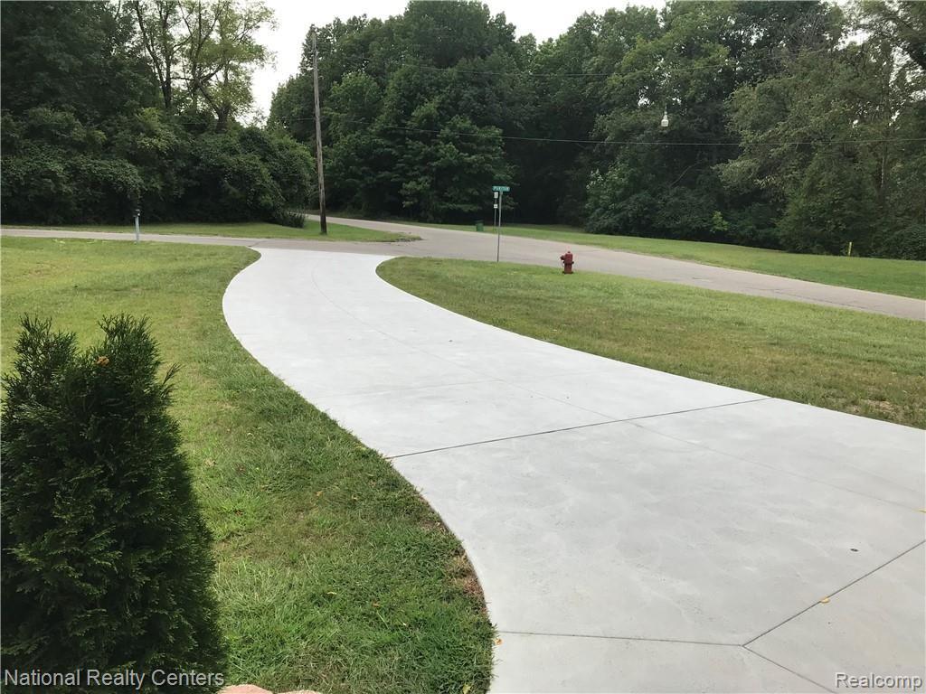 16132 Meadowbrook Road Redford, MI 48240 - Photo 29 of 32 Driveway to the side
