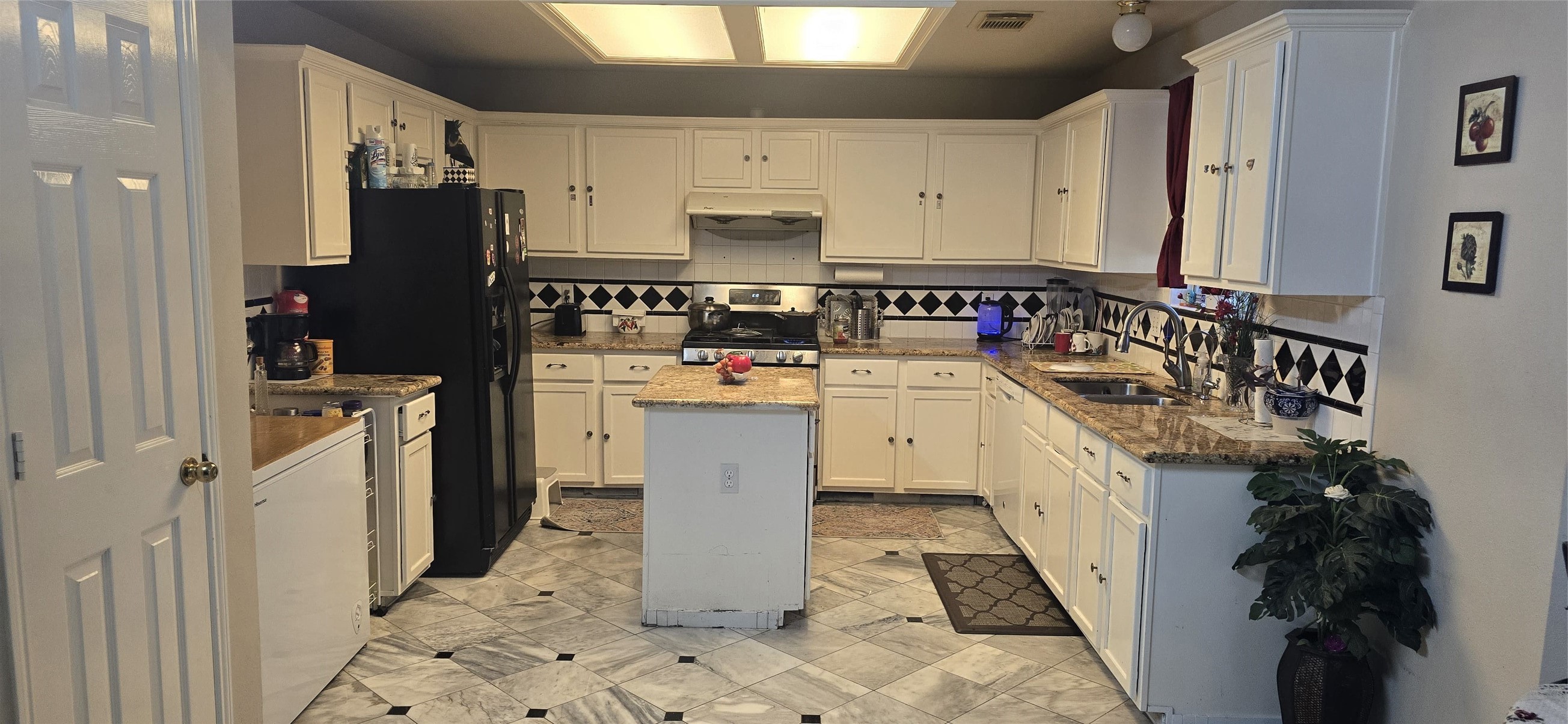 3418 Sapling Oak Drive Houston, TX 77082 - Photo 7 of 22 a kitchen with a sink stove and refrigerator