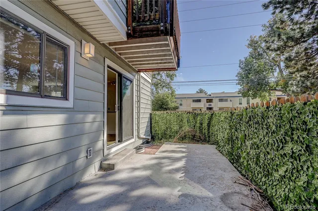 a view of a pathway along the building