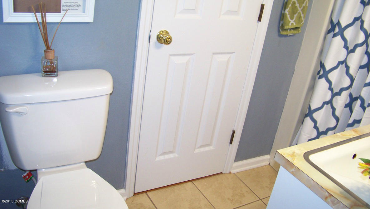 101 Ridgewood Trail New Bern, NC 28560 - Photo 28 of 36 Jack + Jill Style Guest Bathroom