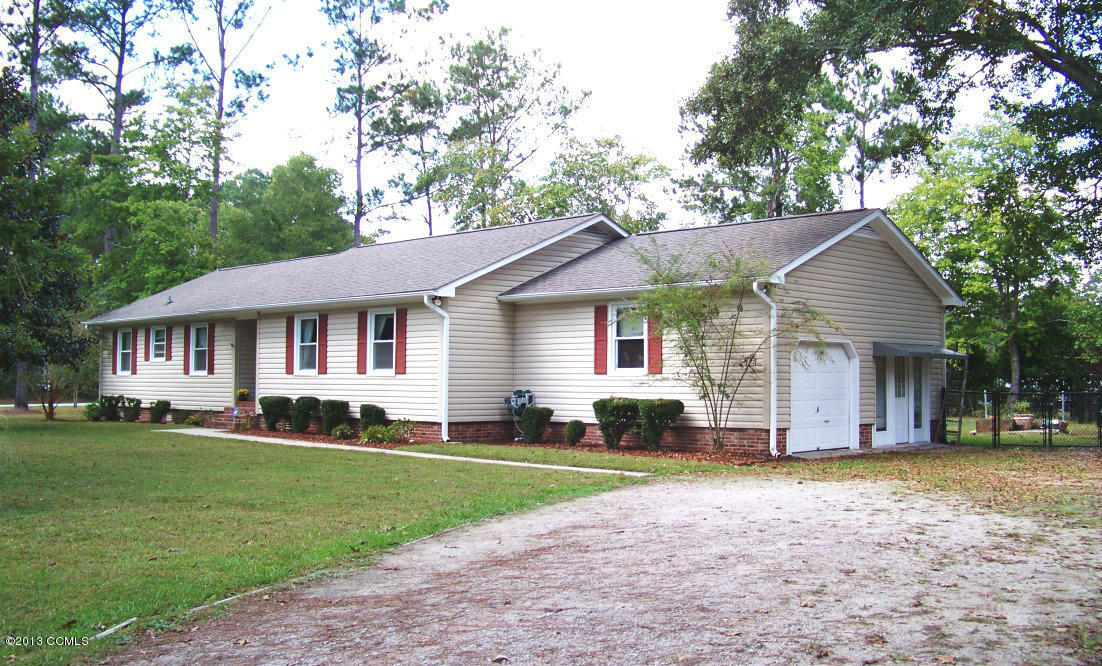 101 Ridgewood Trail New Bern, NC 28560 - Photo 5 of 36 Front Exterior and Garage