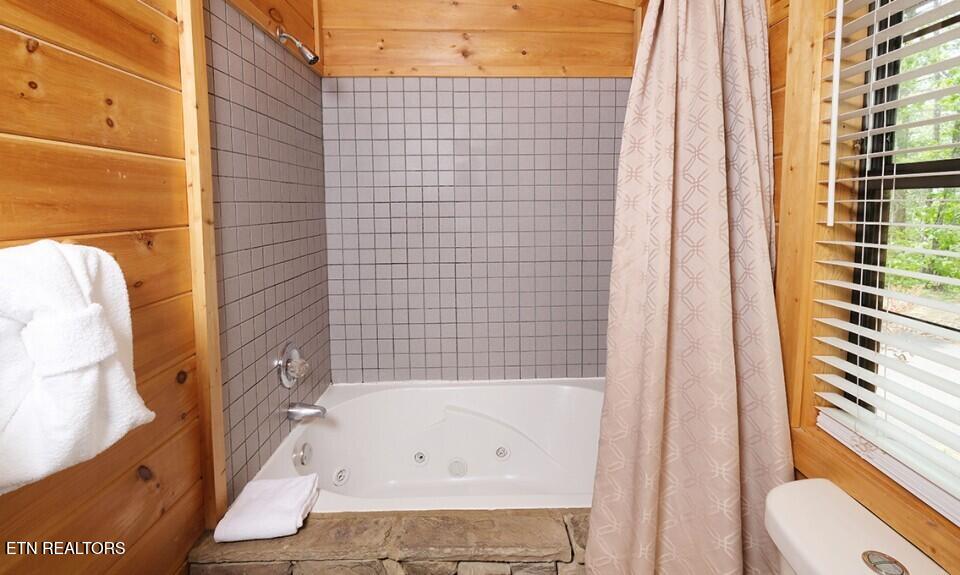 623 Iron Mountain Road Pigeon Forge, TN 37863 - Photo 14 of 45 pigeon-forge-cabin-rocky-top-bathroom-2