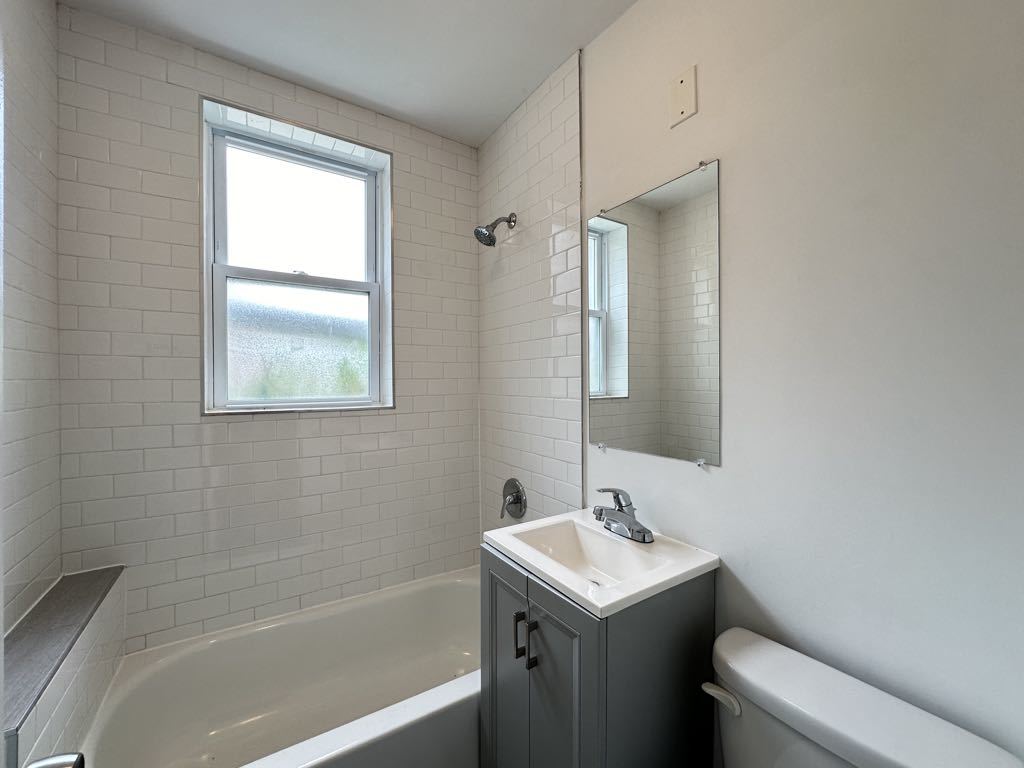 5710 North Winthrop Avenue, Unit G7 Chicago, IL 60660 - Photo 17 of 20 a bathroom with a sink toilet and vanity