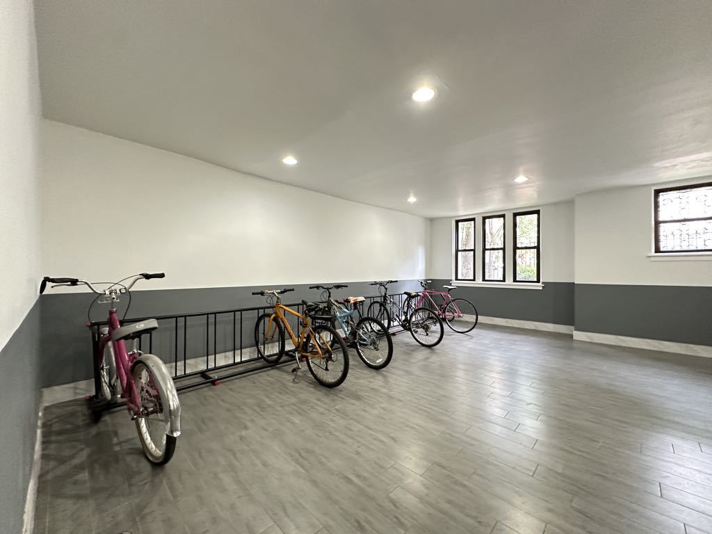 5710 North Winthrop Avenue, Unit G7 Chicago, IL 60660 - Photo 20 of 20 a view of a room with gym equipment