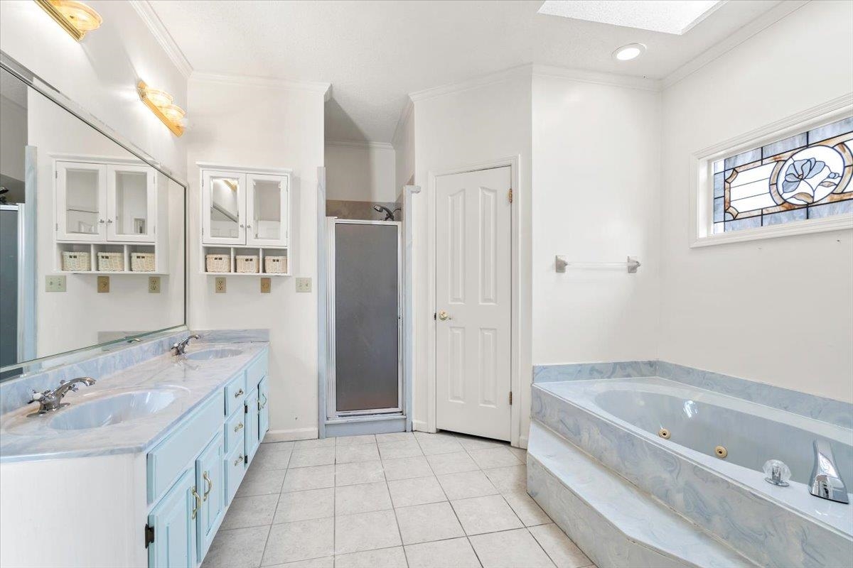 4590 Whiteoaks Lane Bartlett, TN 38002 - Photo 25 of 40 a bathroom with a tub sink and mirror
