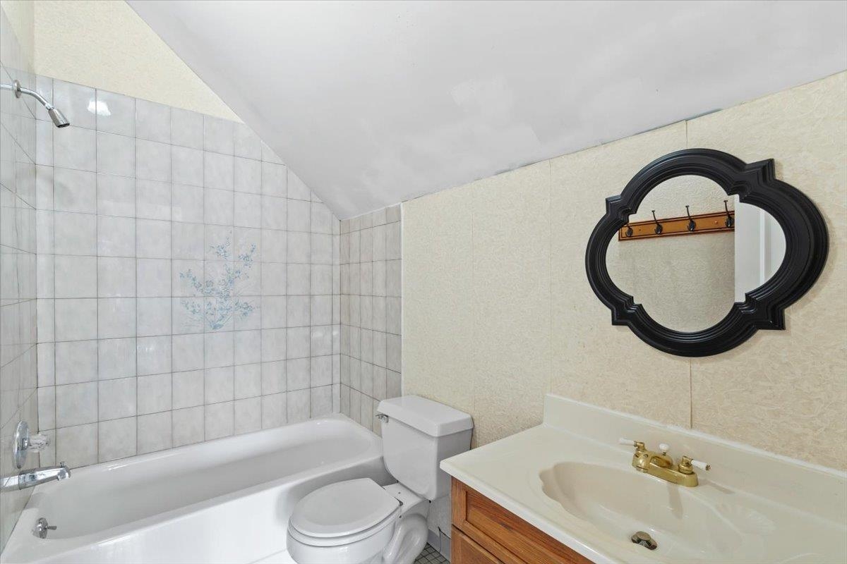 4590 Whiteoaks Lane Bartlett, TN 38002 - Photo 30 of 40 a bathroom with a sink a toilet and a bathtub