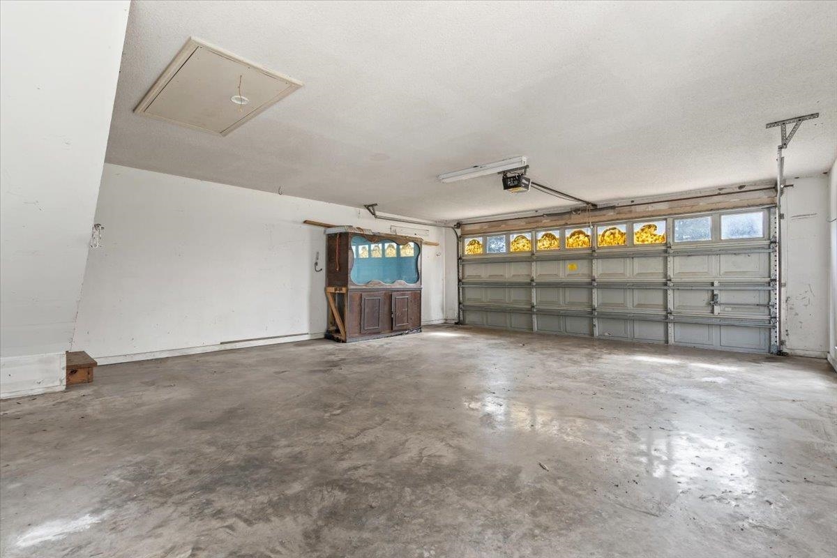 4590 Whiteoaks Lane Bartlett, TN 38002 - Photo 34 of 40 a view of a indoor garage