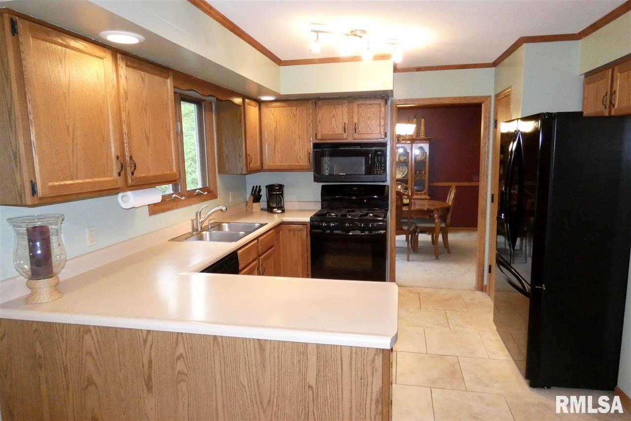6012 West Ridgecrest Circle Peoria, IL 61615 - Photo 9 of 36 Gallery Image 9