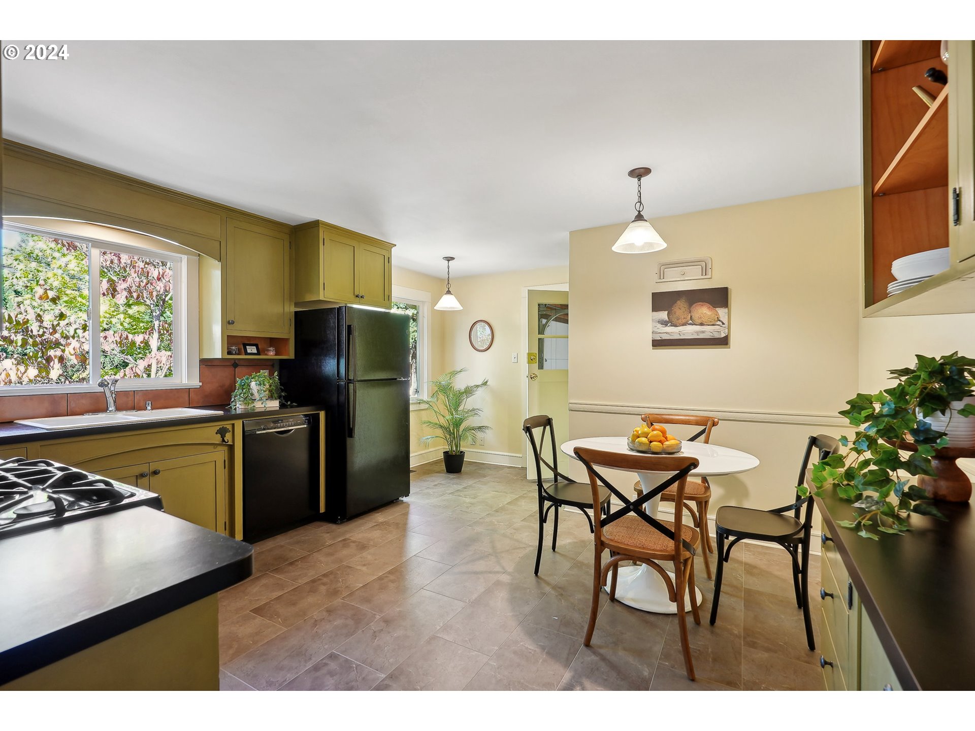 7814 Southwest Capitol Hill Road Portland, OR 97219 - Photo 9 of 27 Gallery Image 9