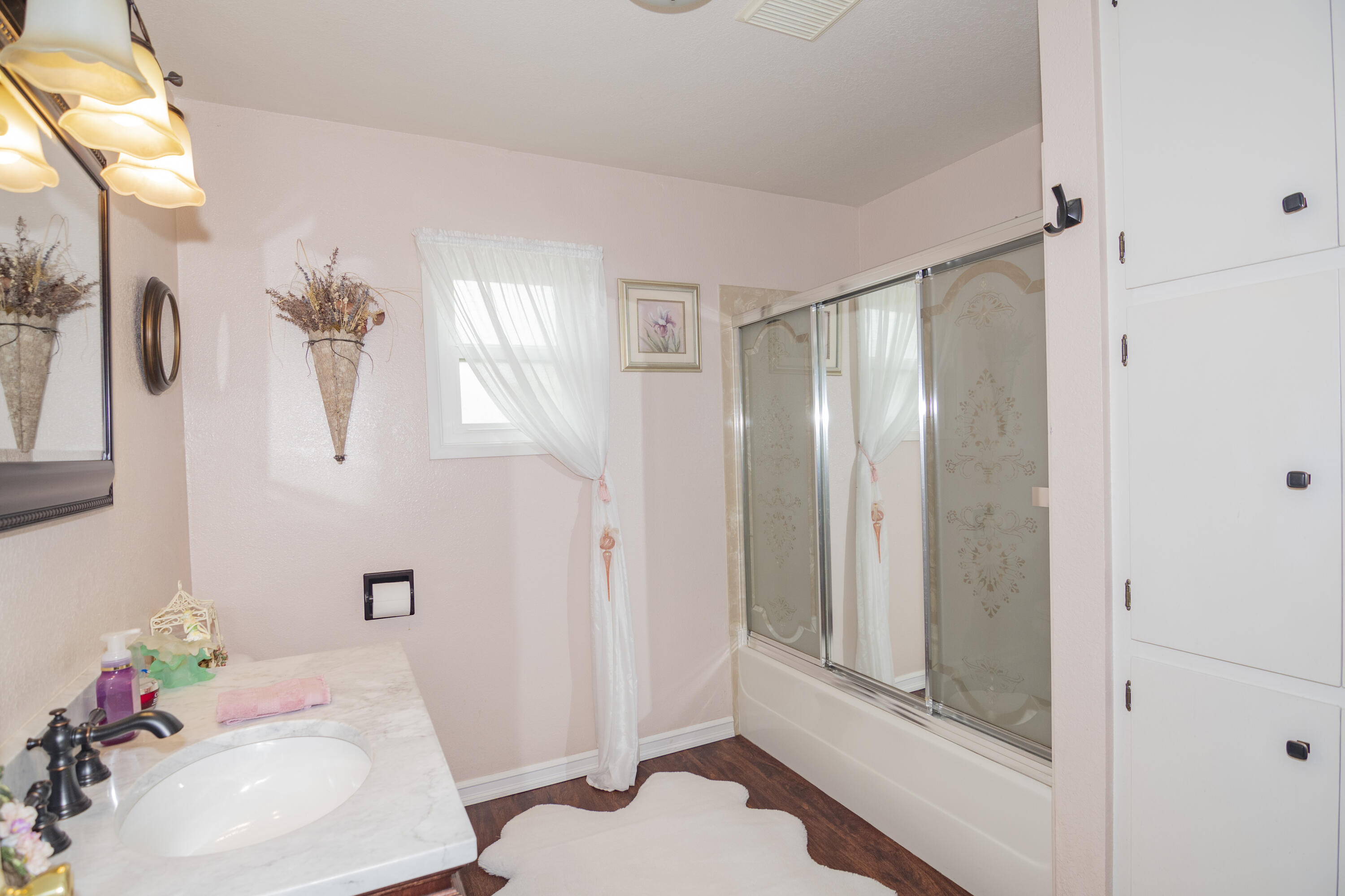 1728 Minear Road Medford, OR 97501 - Photo 27 of 68 Bathroom