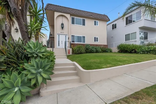 a view of a house with a backyard