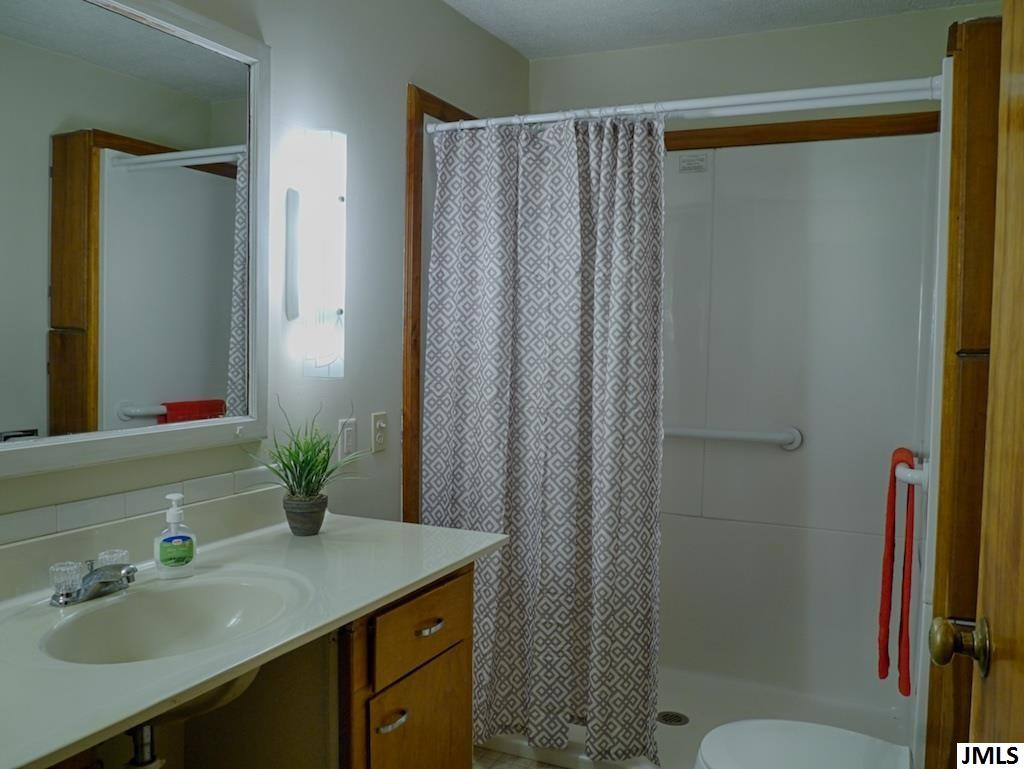 11003 Pope Church Road Springport, MI 49284 - Photo 15 of 35 Handicap accessible bath on main floor.