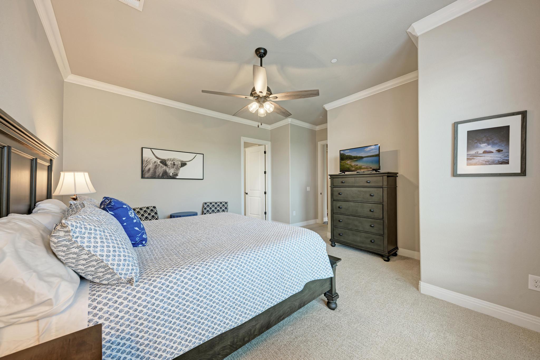 2601 North Quinlan Park Road, Unit 506 Austin, TX 78732 - Photo 24 of 39 Relax in comfort with a quiet ceiling fan and soft carpet, perfectly blending style and practicality.