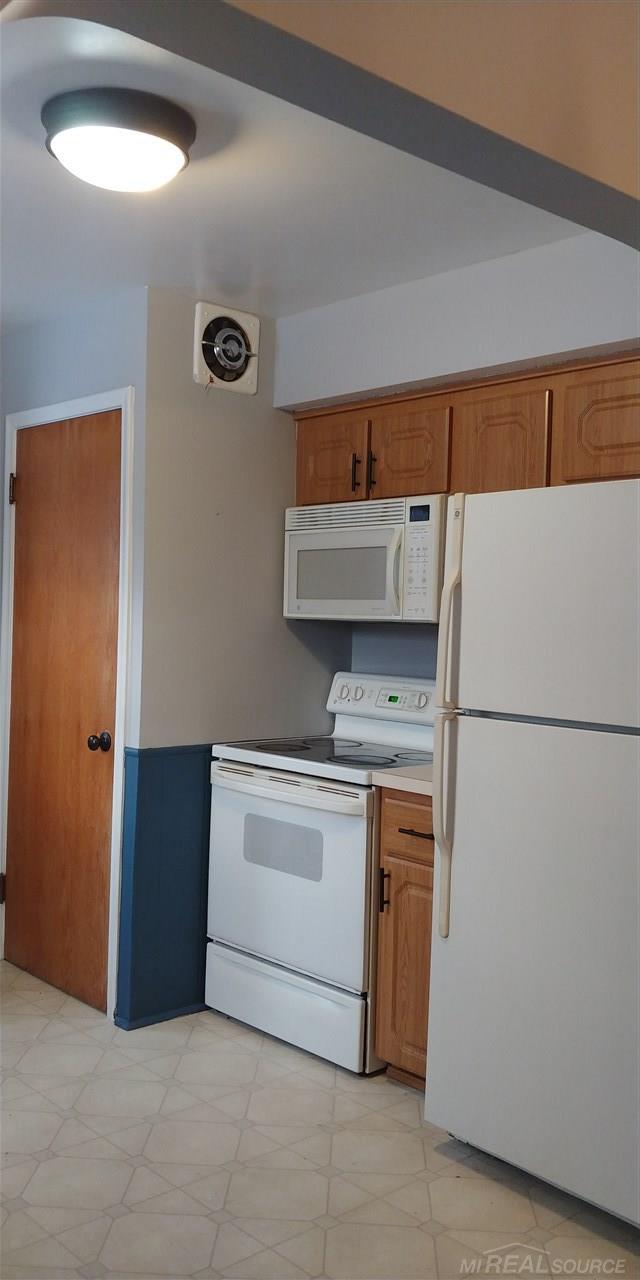 30521 Utica Road Roseville, MI 48066 - Photo 8 of 19 Appliances Stay!