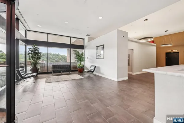 $2,700 | 2 Executive Drive, Unit 813, Fort Lee, NJ 07024