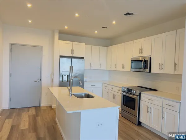 $2,700 | 2 Executive Drive, Unit 813, Fort Lee, NJ 07024