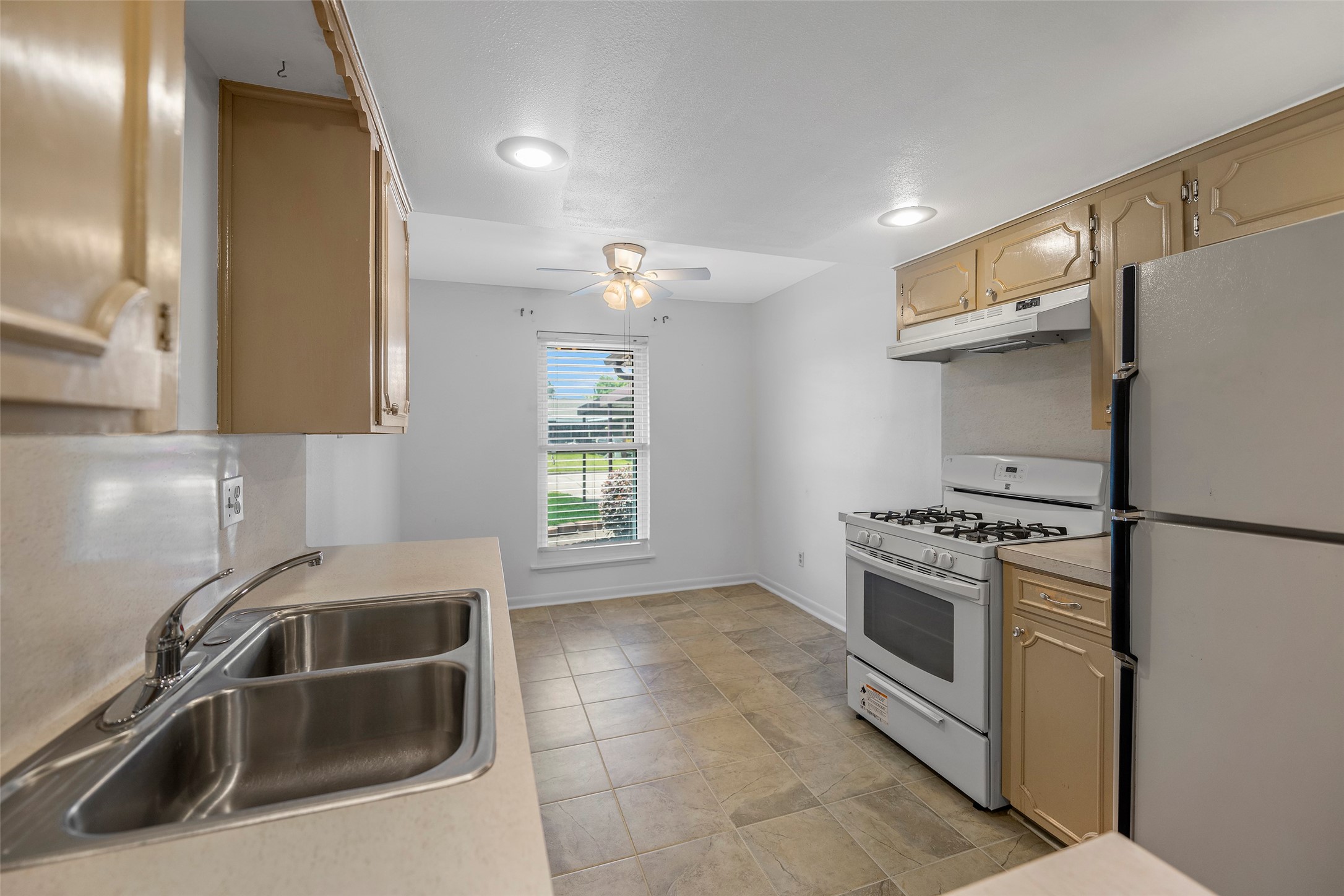 4511 Connorvale Road Houston, TX 77039 - Photo 15 of 25 Kitchen