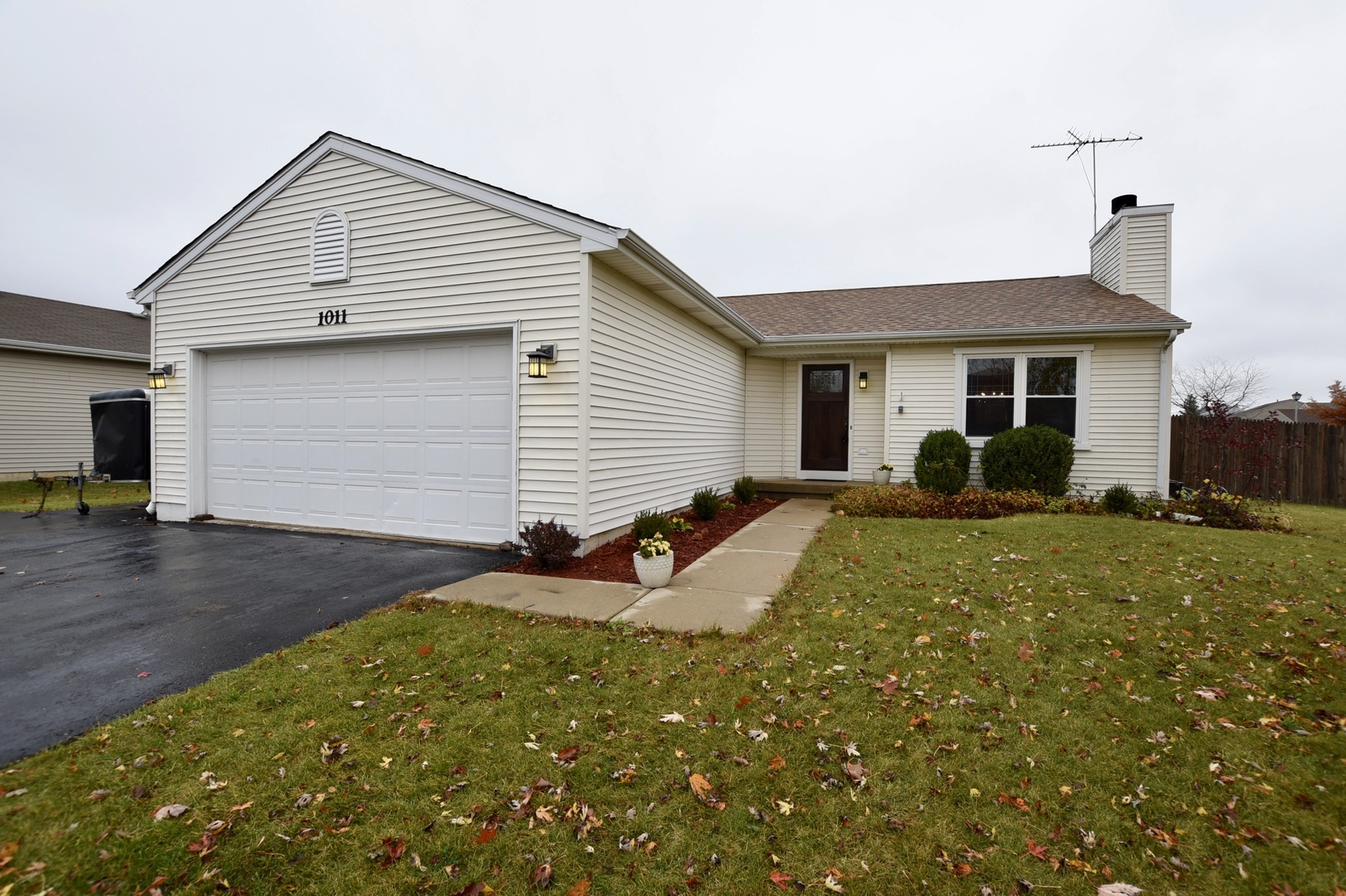 1011 Cardinal Drive Zion, IL 60099 - Photo 2 of 23 a front view of house with yard