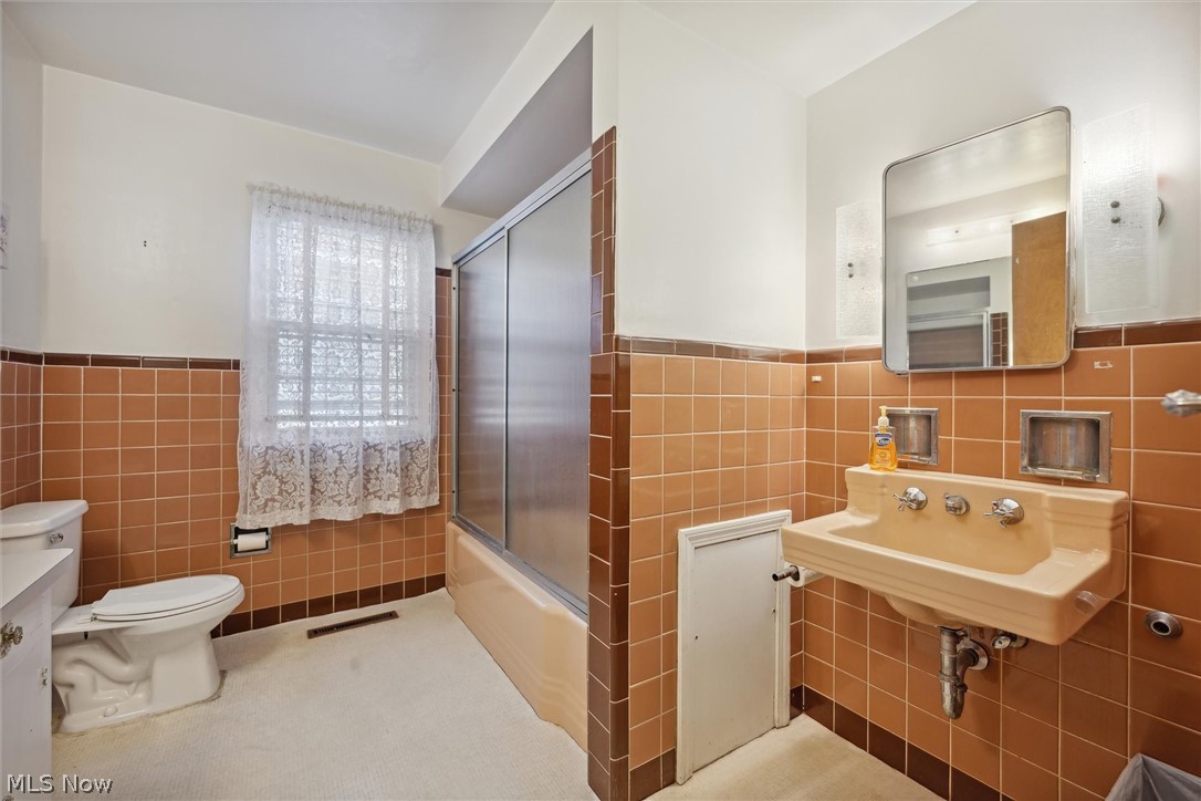 4979 Mayfield Road Cleveland, OH 44124 - Photo 15 of 35 First floor full bath