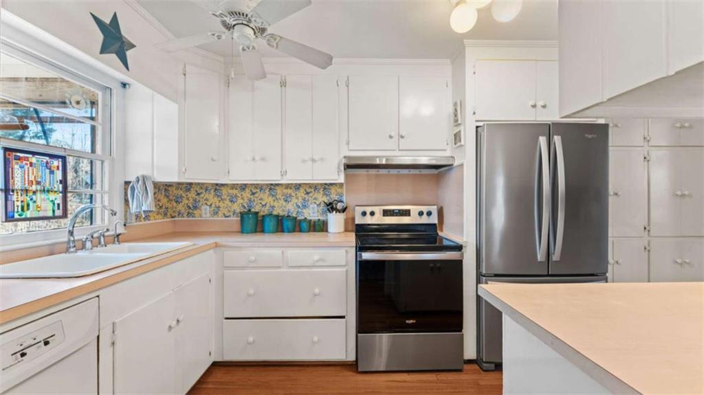 8 Lakemoore Drive Northeast Rome, GA 30161 - Photo 11 of 44 a kitchen with a sink stove and refrigerator
