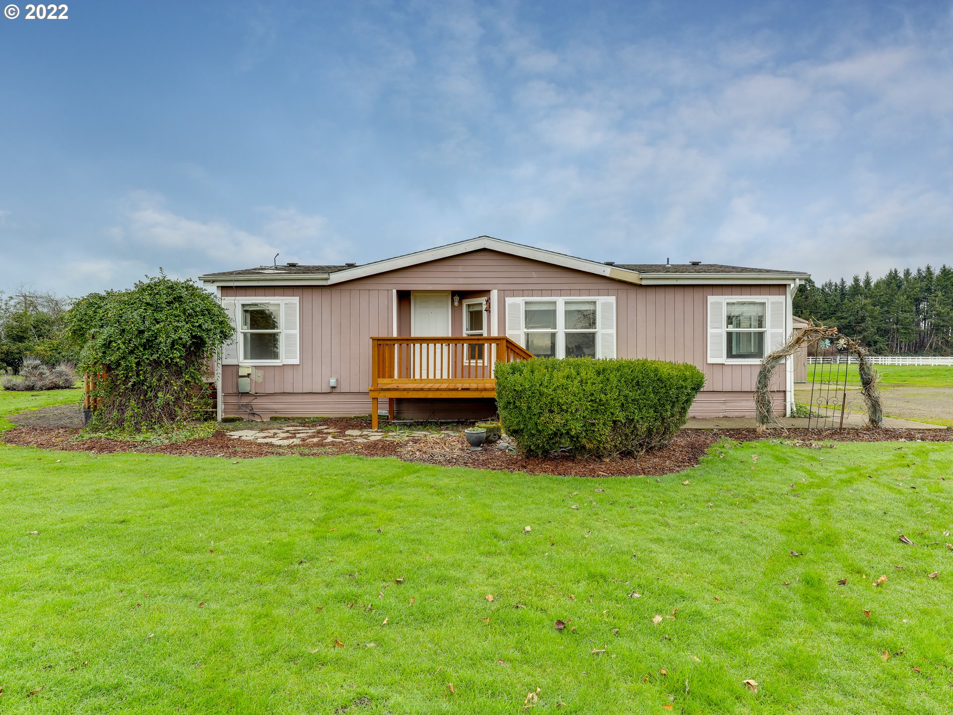 8489 South Gribble Road Canby, OR 97013 - Photo 1 of 32 a front view of a house with a yard