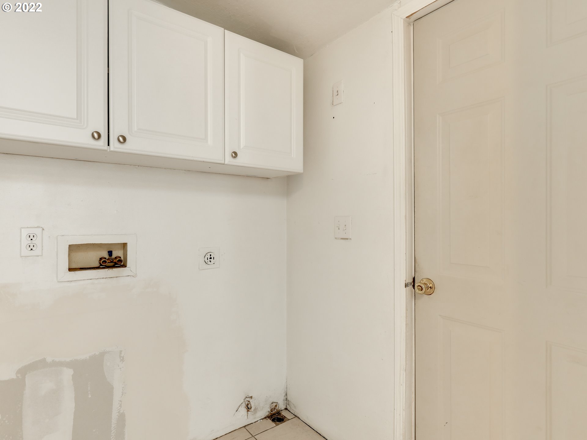 8489 South Gribble Road Canby, OR 97013 - Photo 15 of 32 a view of a closet