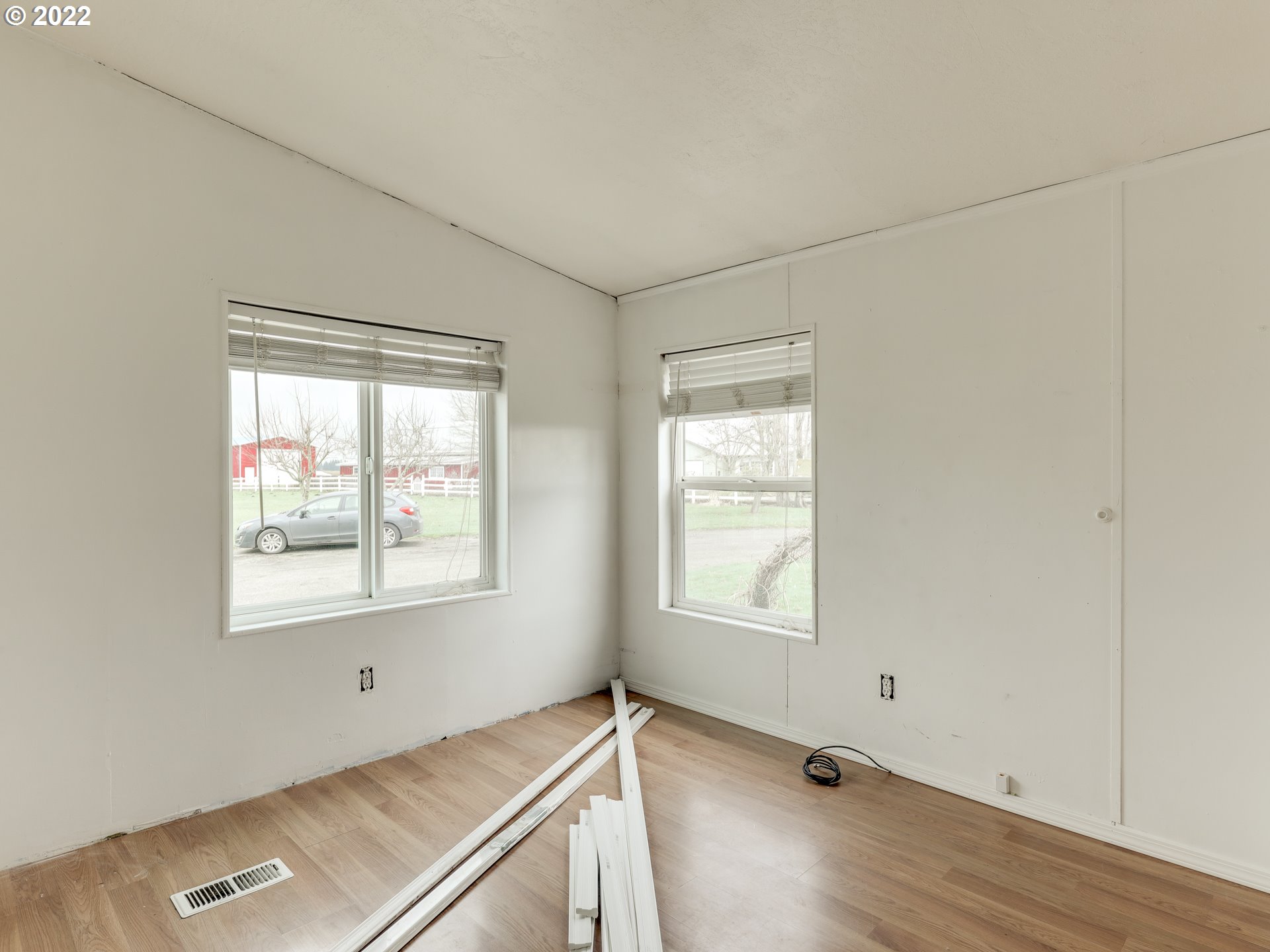 8489 South Gribble Road Canby, OR 97013 - Photo 20 of 32 an empty room with windows