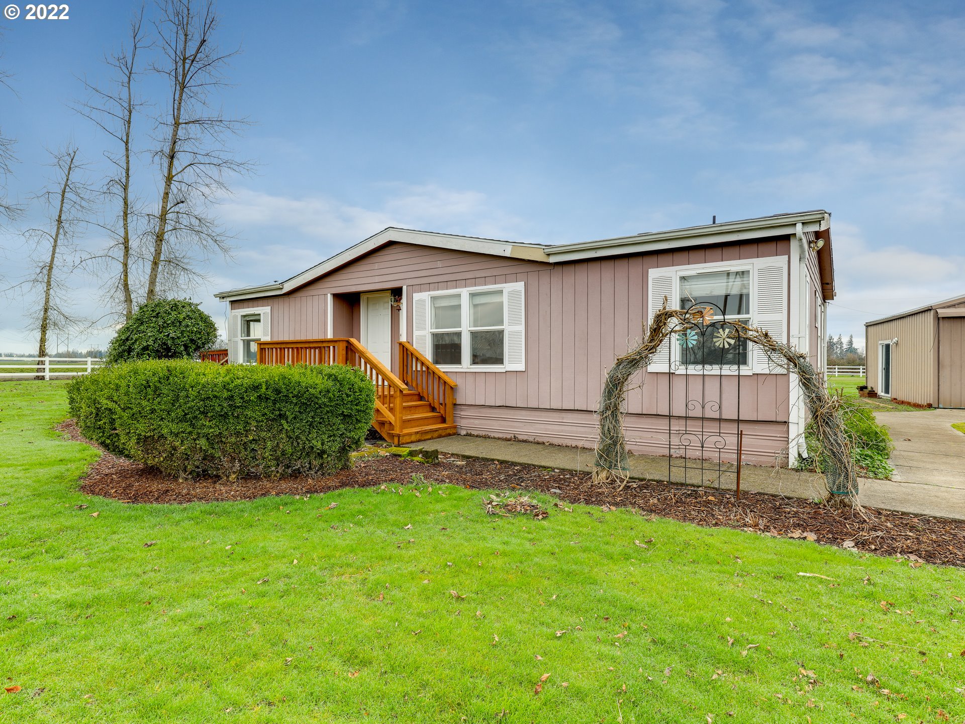 8489 South Gribble Road Canby, OR 97013 - Photo 4 of 32 a view of a house with backyard