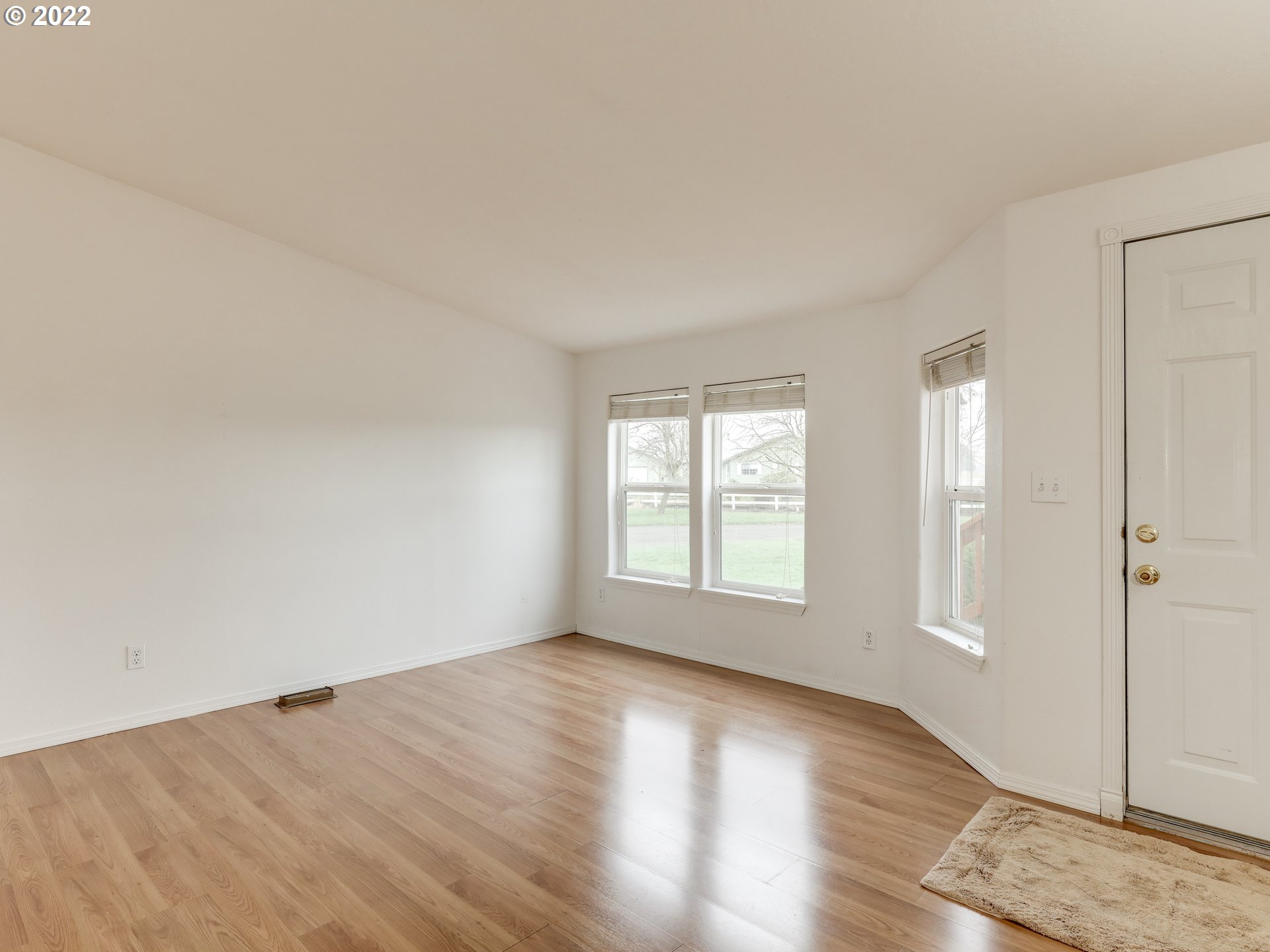 8489 South Gribble Road Canby, OR 97013 - Photo 8 of 32 an empty room with wooden floor and windows