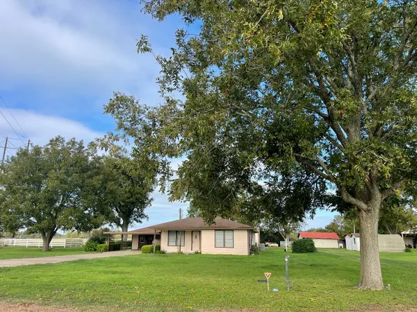 a view of an house with a yard