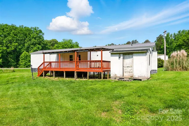 a view of a house with backyard and garden