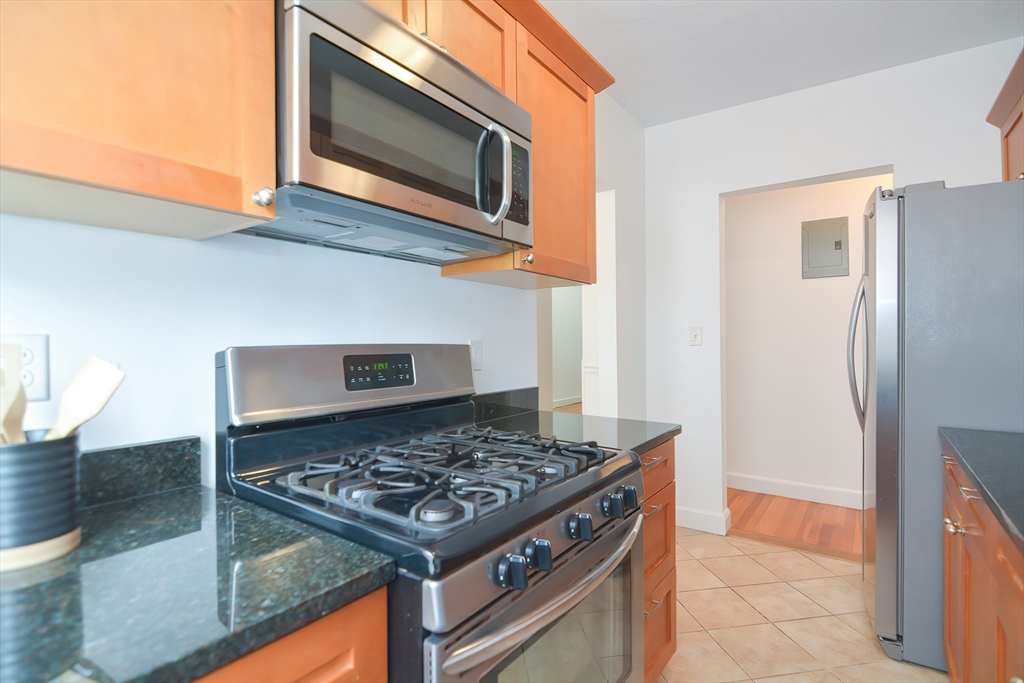 40 Browne Street, Unit 5 Brookline, MA 02446 - Photo 19 of 39 a kitchen with a stove and a microwave