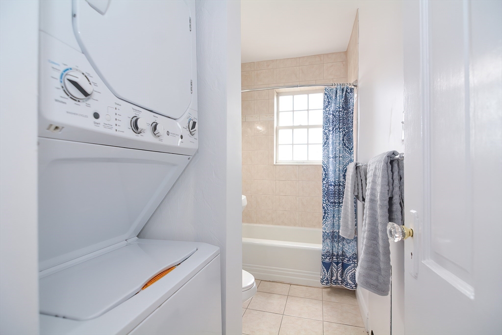 40 Browne Street, Unit 5 Brookline, MA 02446 - Photo 34 of 39 a bathroom with a bathtub