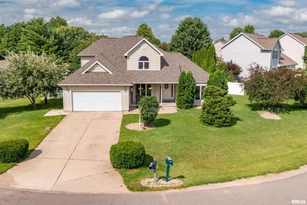 $300,000 | 415 MacKenzie Place, Germantown Hills, IL 61548