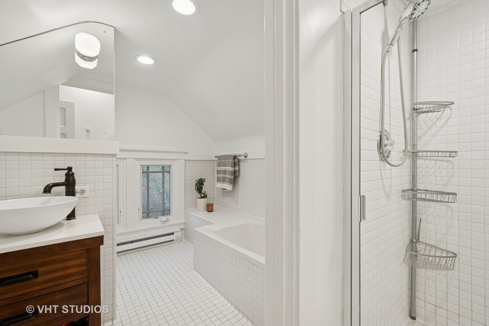 868 Sheridan Road Evanston, IL 60202 - Photo 19 of 39 a bathroom with a bathtub and a sink