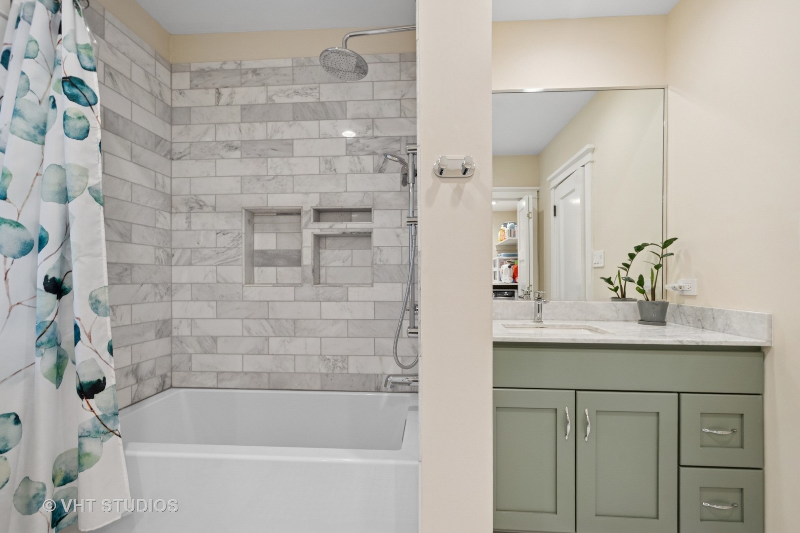 868 Sheridan Road Evanston, IL 60202 - Photo 25 of 39 a bathroom with a bathtub and a sink