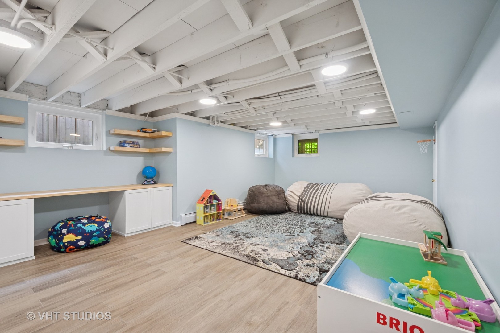 868 Sheridan Road Evanston, IL 60202 - Photo 28 of 39 a bedroom with a bed and a couch