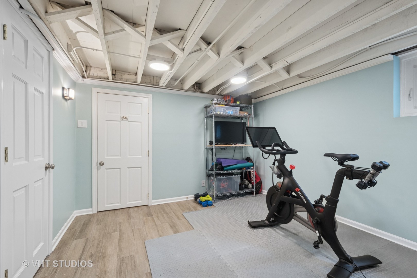 868 Sheridan Road Evanston, IL 60202 - Photo 29 of 39 a view of a room with gym equipment