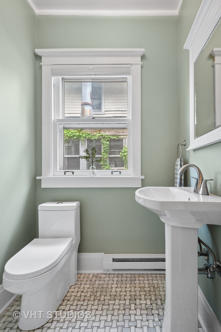 868 Sheridan Road Evanston, IL 60202 - Photo 30 of 39 a bathroom with a toilet a sink and a window