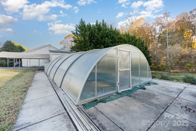 a view of a backyard