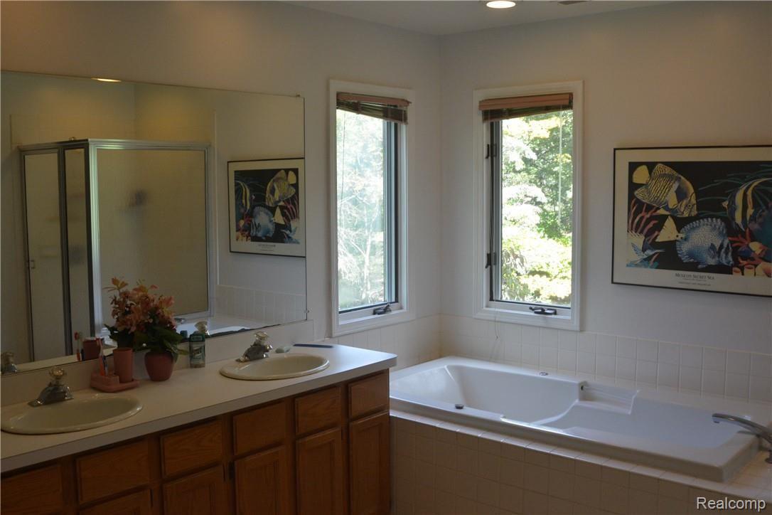 446 Hunters Ridge Drive Saline, MI 48176 - Photo 20 of 37 DSC_3698.JPG
