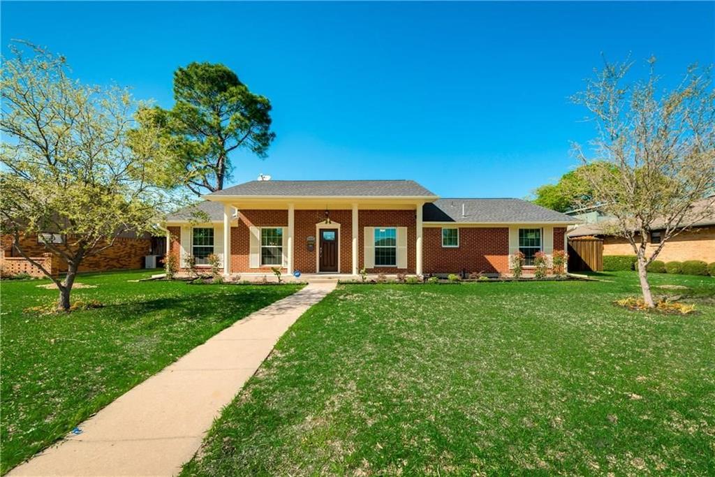 a view of a yard in front of a house