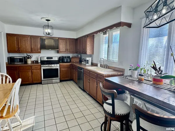 $275,000 | 4606 South Hanna City Glasford Road, Hanna City, IL 61536